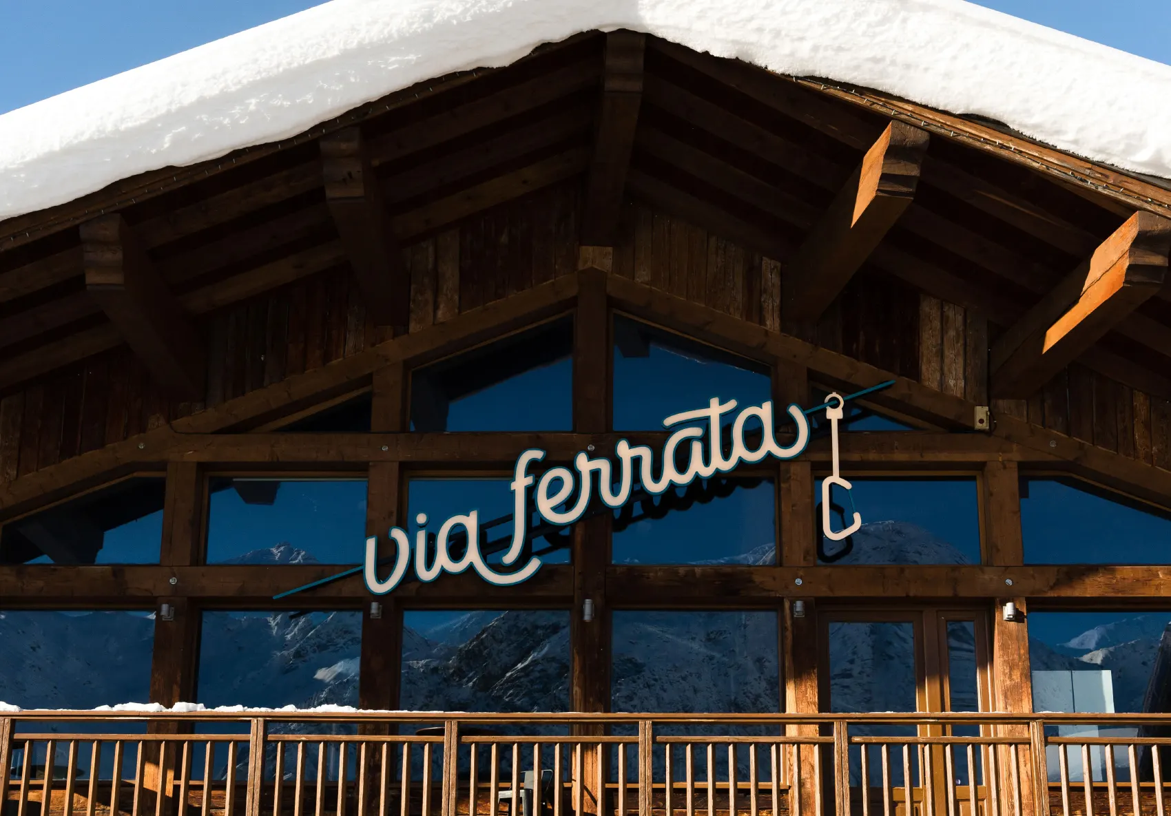 Enseigne lumineuse de bar restaurant sur chalet