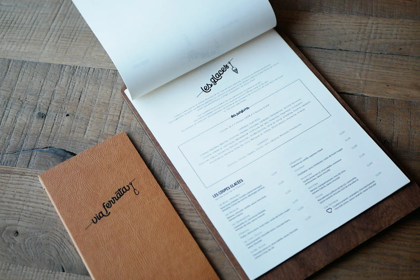 Création graphique de menu de restaurant sur planche en bois